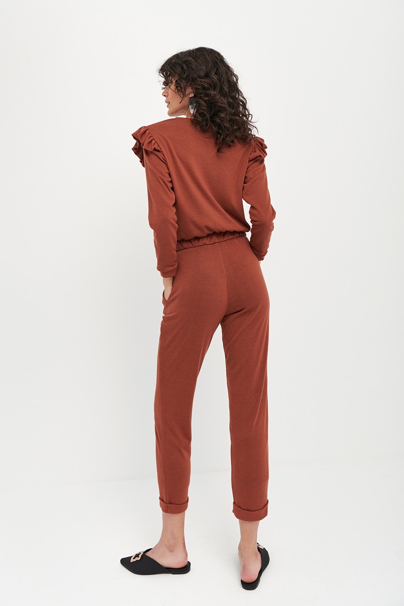 Conjunto de chandal de punto de pantalón y jersey en color marron