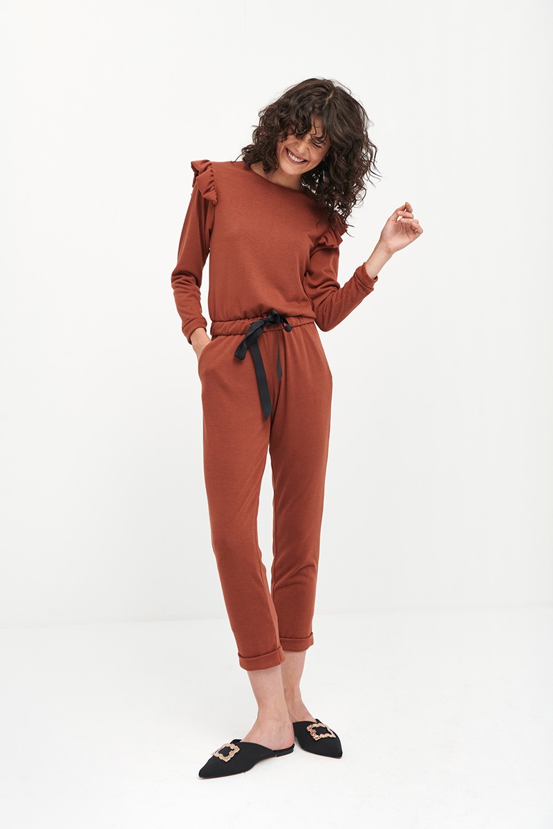 Conjunto de punto de pantalón y jersey en color marron