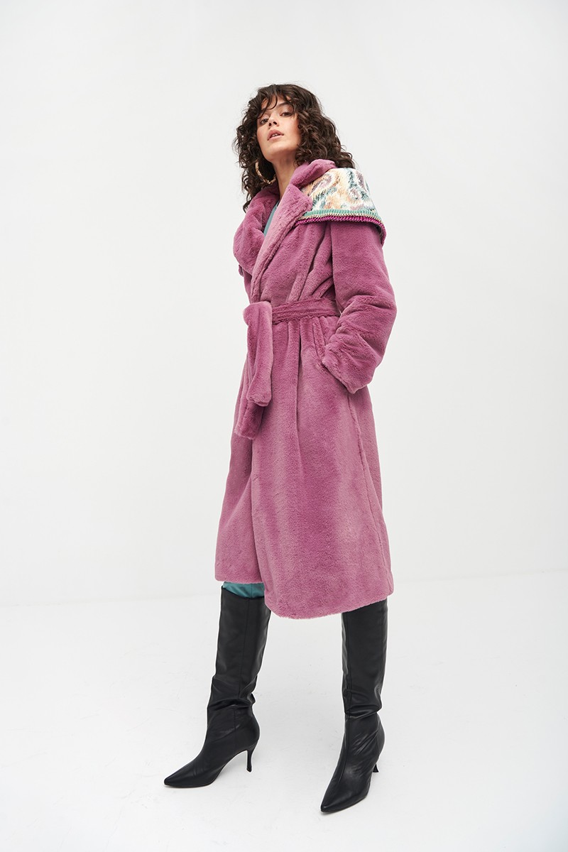 abrigo de pelo sintetico lila con capa desmontable invierno 2021