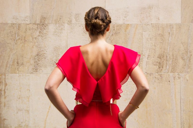 cinturon de flores blancas y plumas nude para invitadas de apparentia