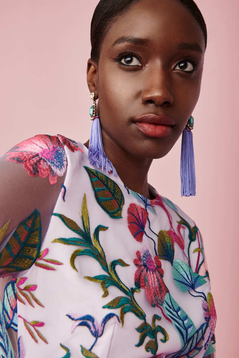 Vestido de tul bordado de flores con transparencias y manga larga en la espalda para invitadas a boda de noche, gala, evento