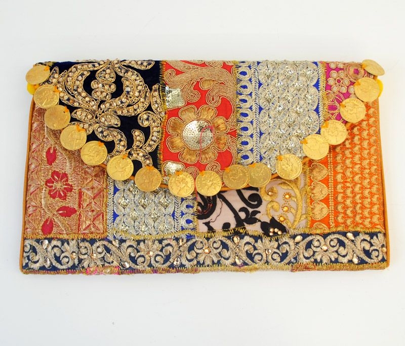 clutch dorado con pedreria y monedas de estilo etnico de la india para bodas fiestas eventos en apparentia