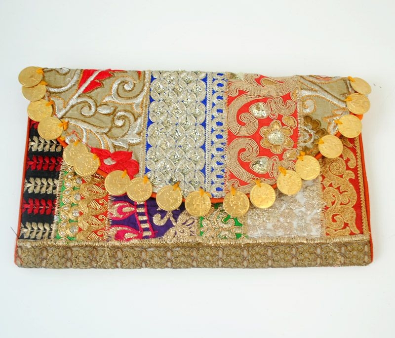 clutch etnico dorado de fiesta con pedreria bordados y monedas en apparentia