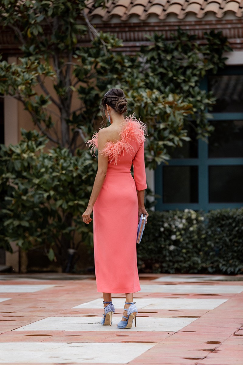  Vestido midi coral con escote asimetrico con boa de plumas  para invitadas boda online