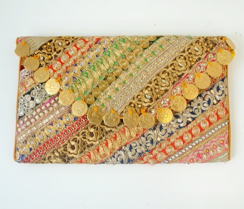 clutch dorado con pedreria y monedas de estilo etnico de la india para bodas fiestas eventos en apparentia