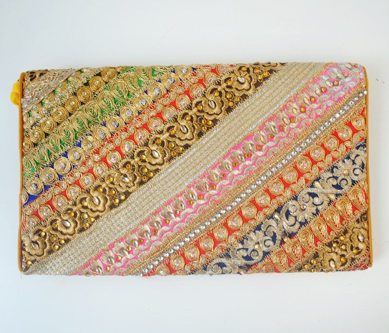 bolso de mano dorado con pedreria y monedas de estilo etnico para boda fiesta evento en apparentia