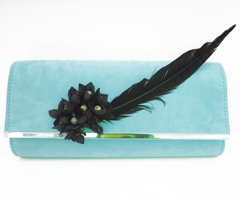 bolso de ante azul con pluma negra  y flores invitada boda bautizo evento apparentia collection