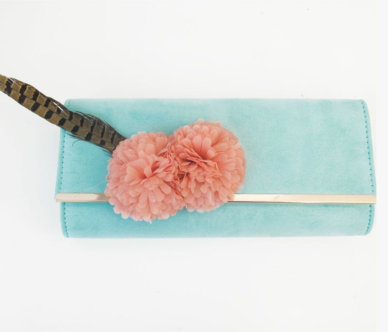 comprar online bolso de mano clutch azul de ante para fiestas eventos bodas con adornos de flores y pluma en tonos pastel de apparentia