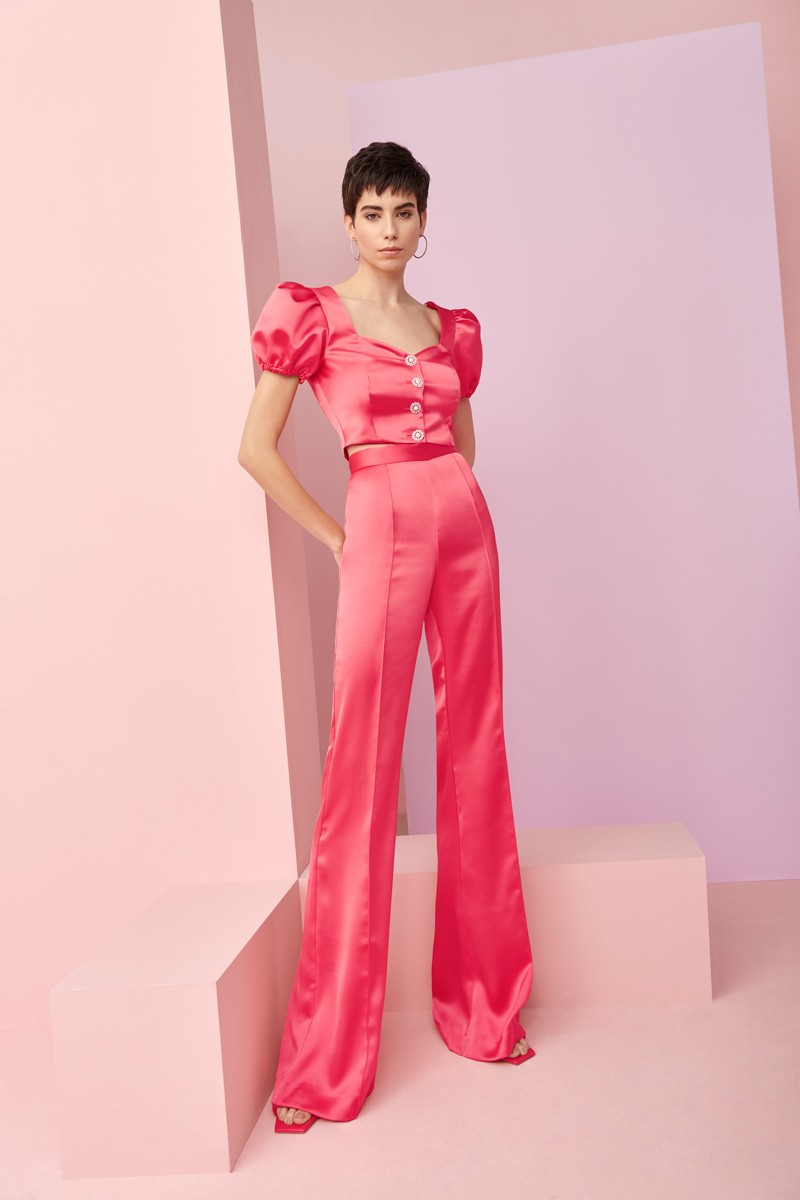 conjunto de pantalon palazzo y top corto con botones joya en saten rojo fresa para invitadas a boda, bautizo, comunion, fiesta, graduacion
