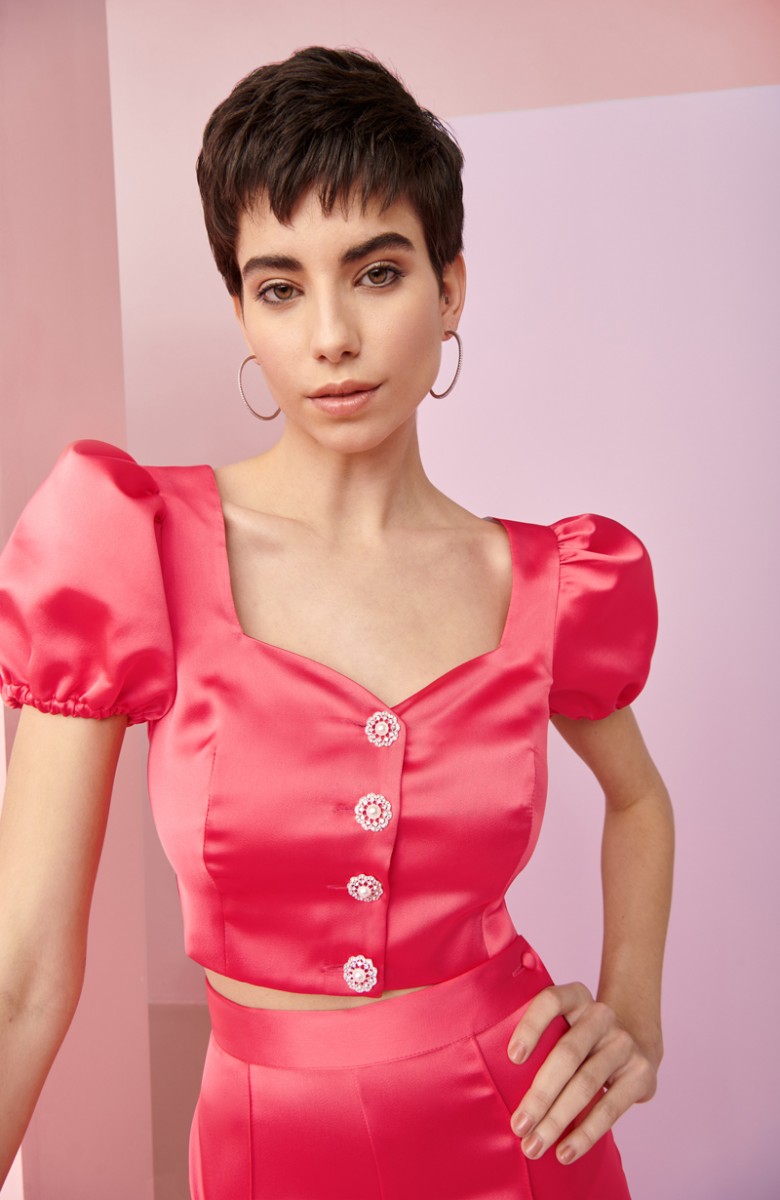 conjunto de pantalon y top corto con botones joya en saten rojo fresa para invitadas a boda, bautizo, comunion, fiesta, graduacion