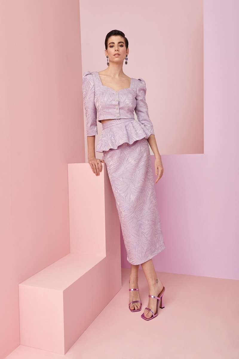 falda con peplum y top corto con botones en tejido brocado lila  para invitadas a boda, bautizo, comunion, graduacion, fiesta