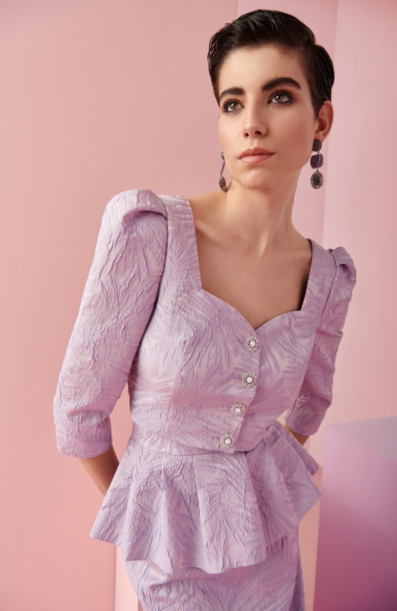 conjunto de  falda con peplum y top corto con botones en tejido brocado lila  para invitadas a boda, bautizo, comunion, graduacion, fiesta