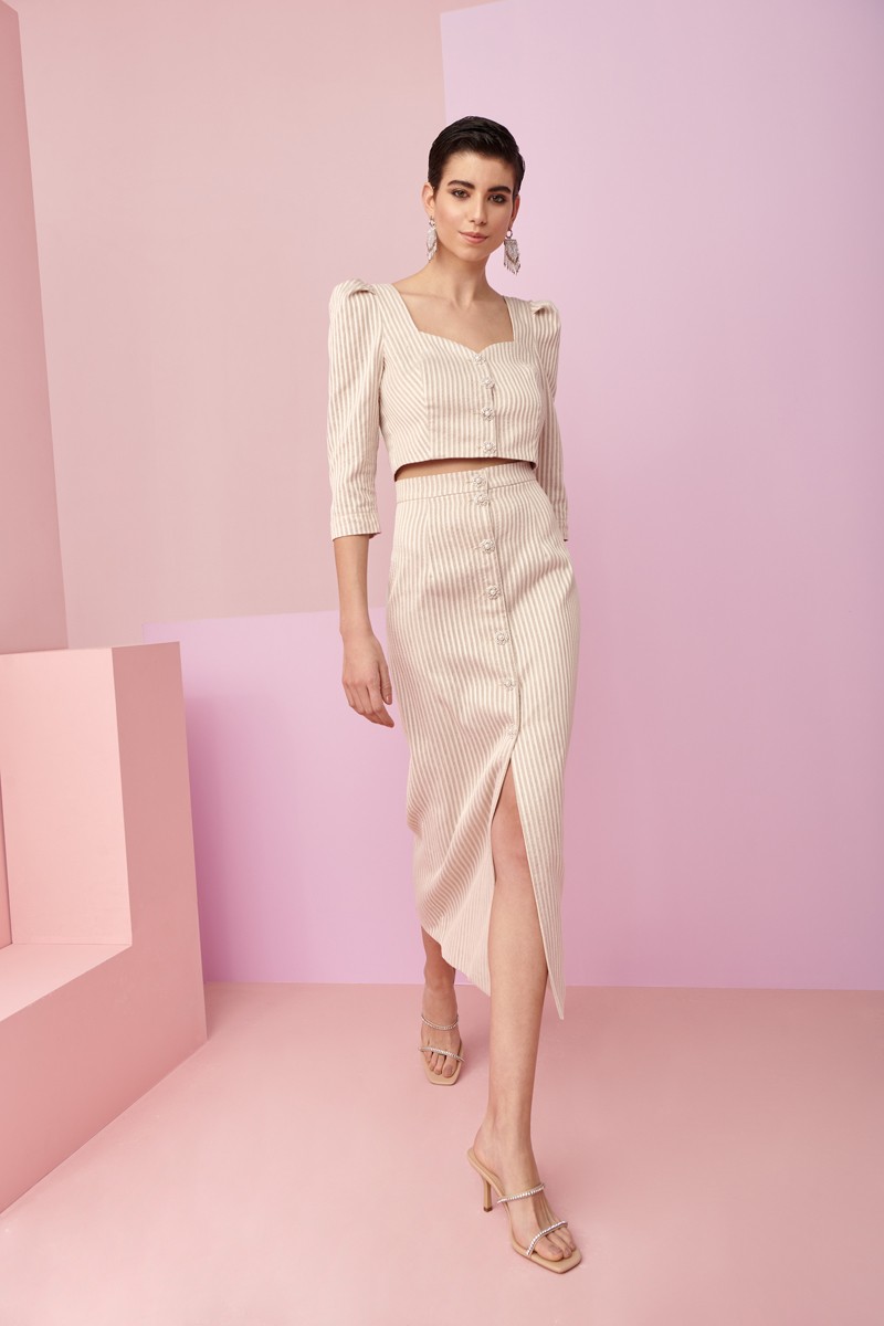 conjunto de falda y top corto con manga francesa en tejido de lino y rafia beige y blanco roto para invitadas a boda de dia, bautizo, comunion, fiesta