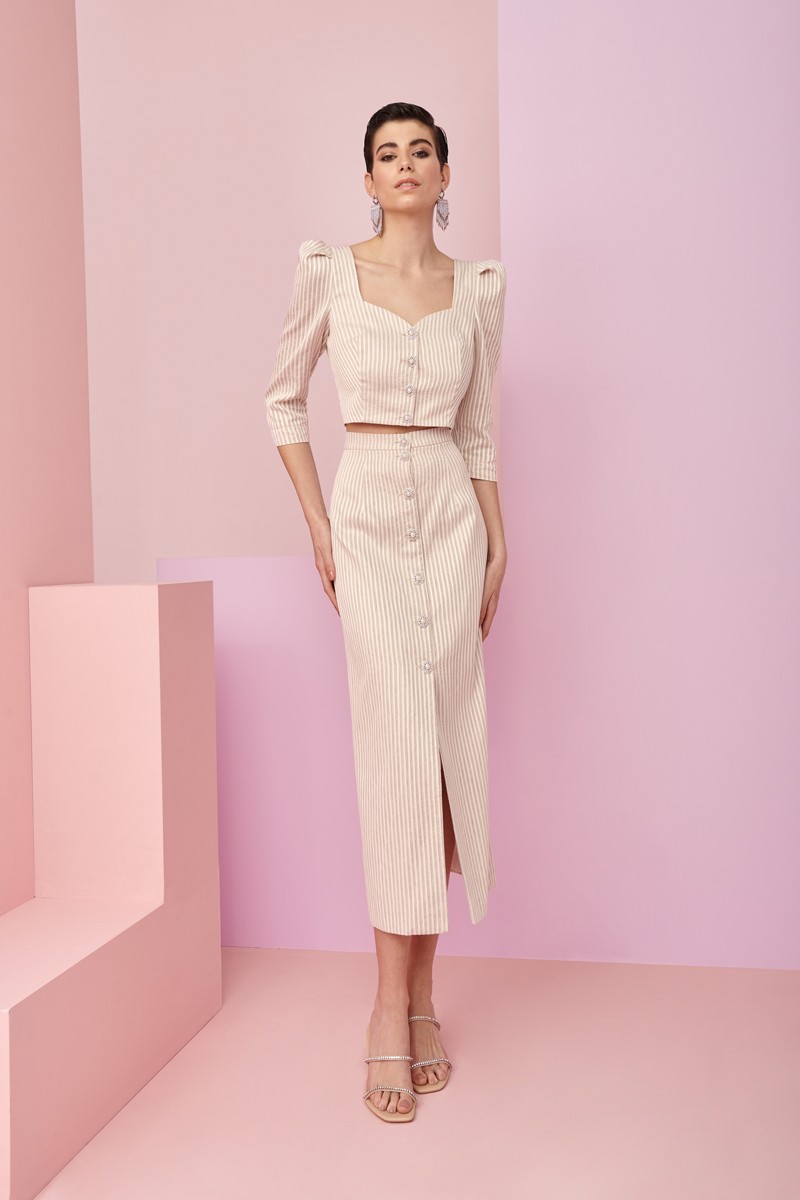 comprar online falda y top corto con botones joya en tejido de lino y rafia beige y blanco roto para invitadas a boda de dia, bautizo, comunion, fiesta