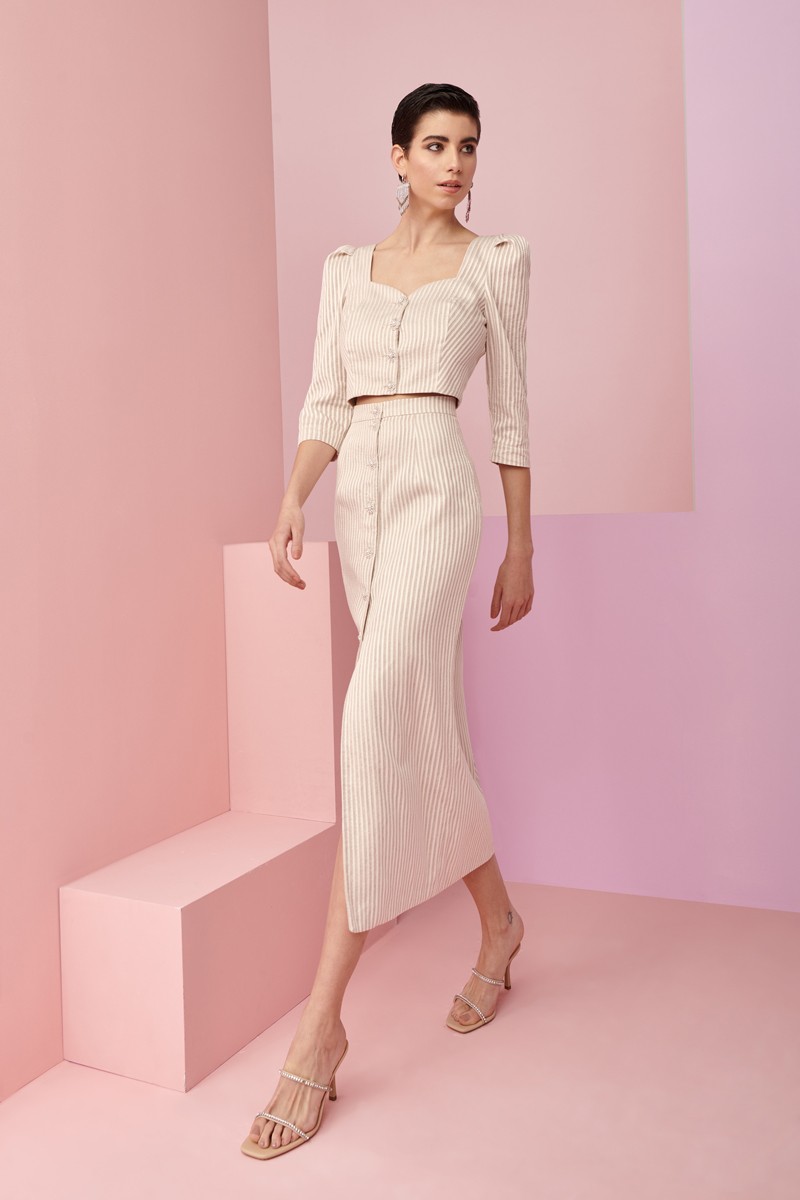 conjunto de falda y top corto con botones en tejido de lino y rafia beige y blanco roto para invitadas a boda de dia, bautizo, comunion, fiesta