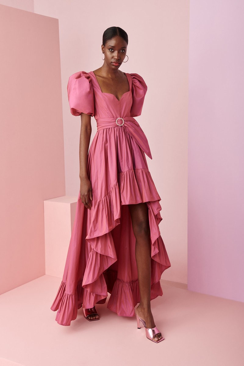 comprar vestido de fiesta largo de en tafeta rosa empolvado con falda de gran volumen asimetrica con volante, escote corazon y mangas globo para invitada a boda