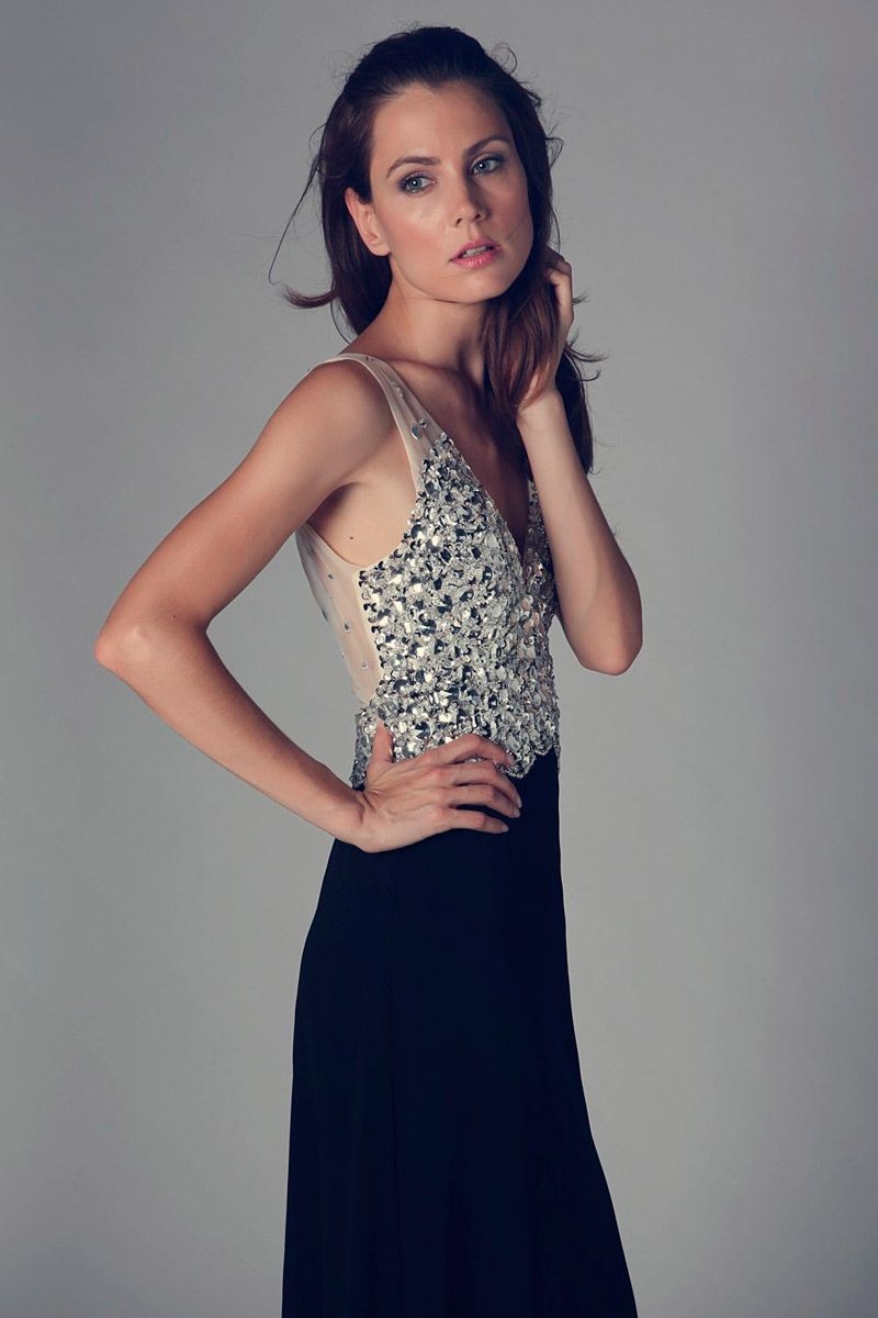 vestido largo con corpiño plateado de pedreria y lentejuelas y falda en negro para look de fiesta de noche y fiestas de q2 en apparentia
