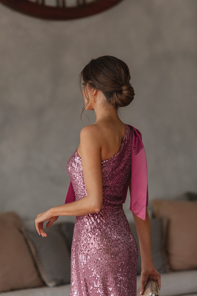 invitada perfecta con vestido de lentejuelas largo rosa con escote asimetrico falda con abertura 