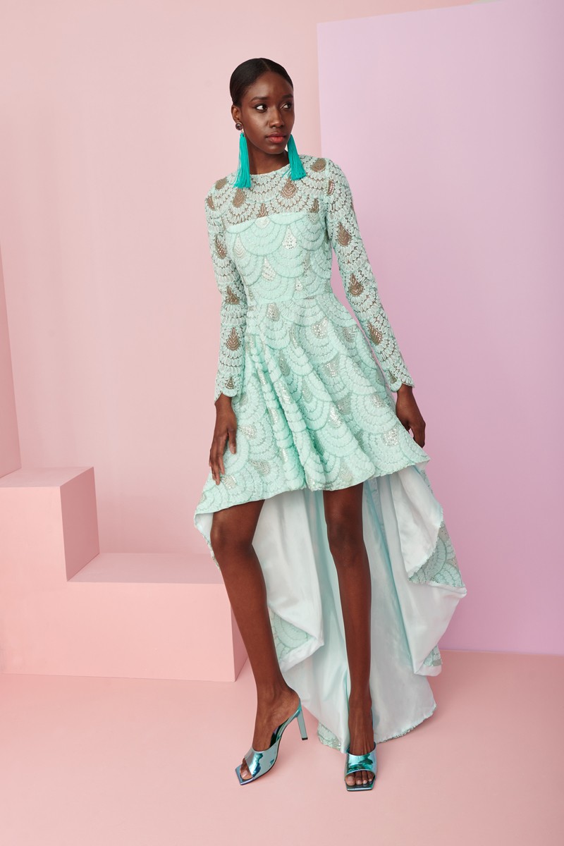 comprar vestido largo de de tul fantasía en color aguamarina con falda de gran volumen asimetrica, manga larga y escote en la espalda para invitada a boda de noche, fiesta