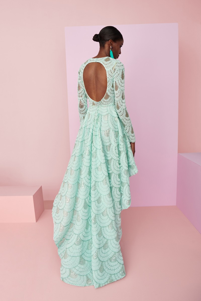 vestido de noche confeccionado en tejido de tul color aguamarina con falda de gran volumen asimetrica, manga larga y escote en la espalda para invitada a boda de noche, fiesta