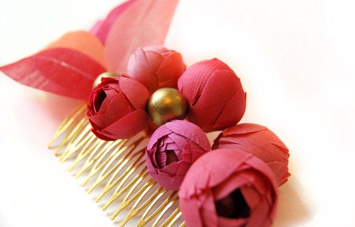 tocado tipo peineta de flores y hojas para look de invitada de boda bautizo evento de taneke en apparentia