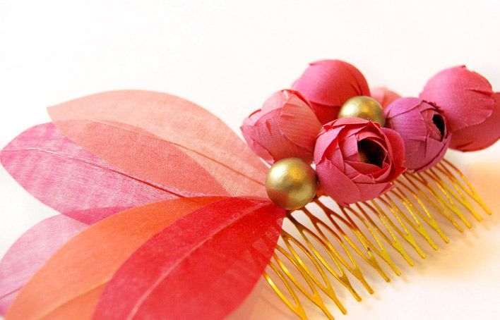 tocados para invitadas de boda con flores y hojas coral y rosa de taneke en apparentia