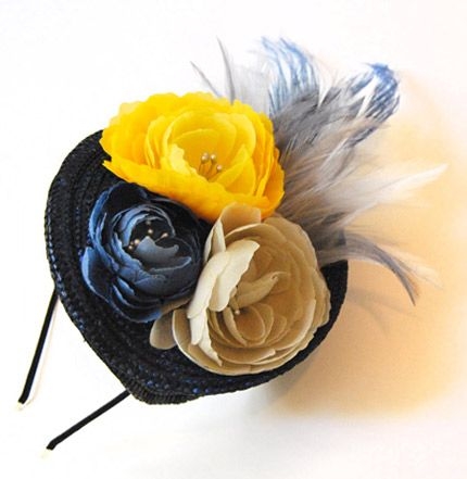 tocado con base azul de rafia con flores y plumas para look de invitada de boda bautizo evento de apparentia