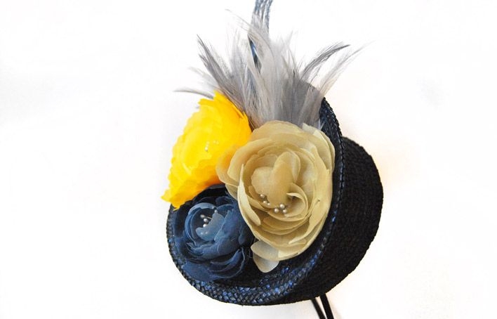 comprar tocado con flores y plumas para boda de taneke en apparentia