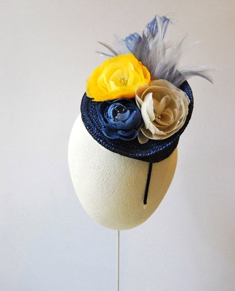 comprar tocado con flores y plumas en azul para boda evento bautizo de taneke en apparentia