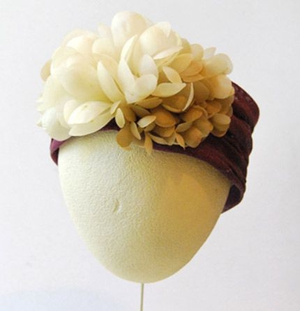 tocado turbante burdeos con flor amarilla para boda de taneke en apparentia