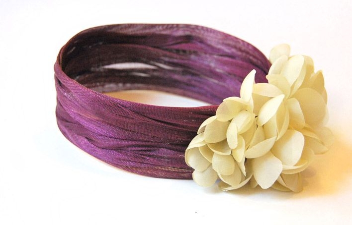 tocado tipo turbante para invitada de boda con base granate y flores amarillas de taneke en apparentia