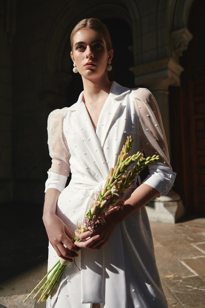 comprar vestido cruzado de plumetti bordado sobre crepe blanco roto con manga transparente y largo tobillero para novia civil, madre de bautizo o comunión