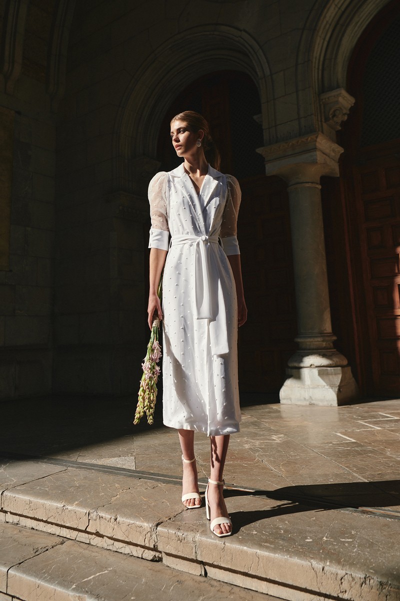 vestido cruzado de plumetti  bordado sobre crepe blanco roto con manga transparente y largo tobillero para novia civil, madre de bautizo o comunión