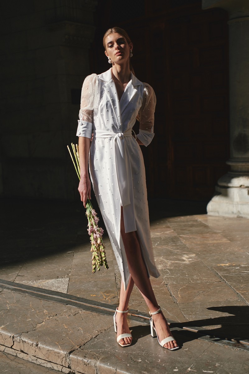 vestido de plumetti bordado sobre crepe blanco roto con manga transparente y largo tobillero para novia civil, madre de bautizo o comunión