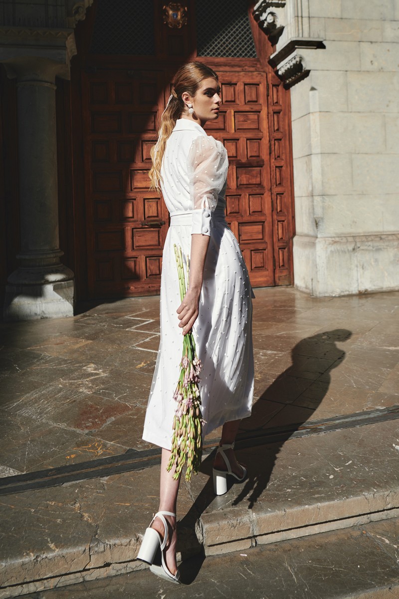 comprar online vestido cruzado de plumetti bordado sobre crepe blanco roto con manga transparente y largo tobillero para novia civil, madre de bautizo o comunión