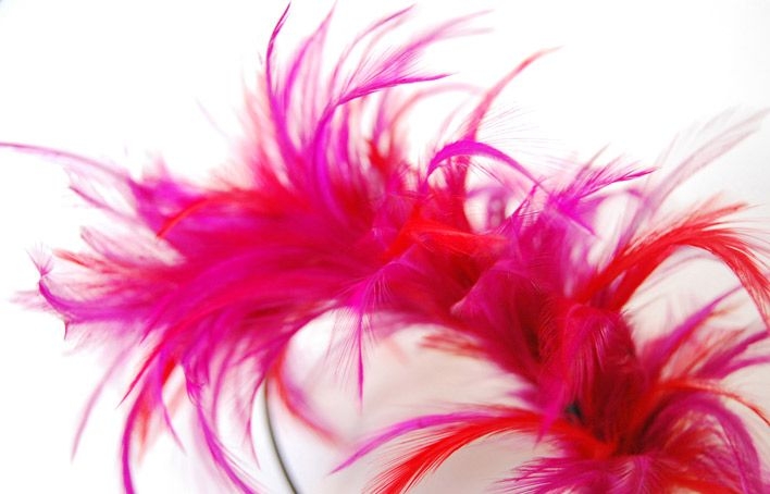 comprar tocado diadema de plumas rosa fucsia para boda de taneke en apparentia