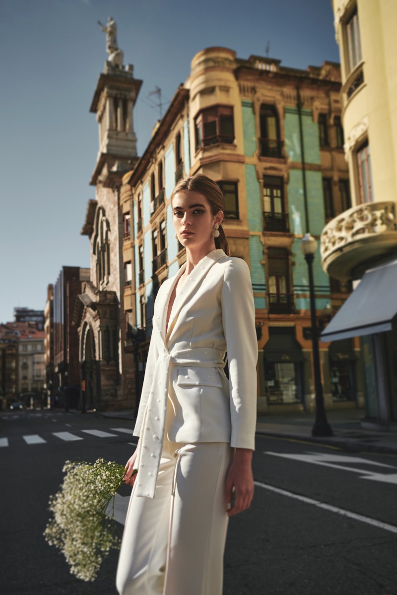 comprar online traje de chaqueta en crepe blanco y detalles de plumetti con blazer cuello esmoquin, boda civil, madre de comunion, bautizo, fondo de armario