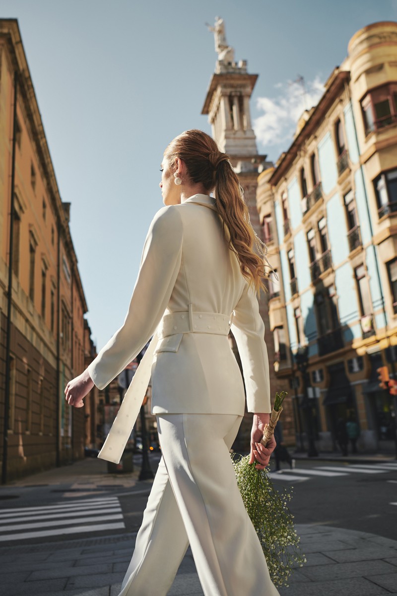  traje de chaqueta y pantalon en crepe blanco y detalles de plumetti con blazer cuello esmoquin, boda civil, madre de comunion, bautizo, fondo de armario
