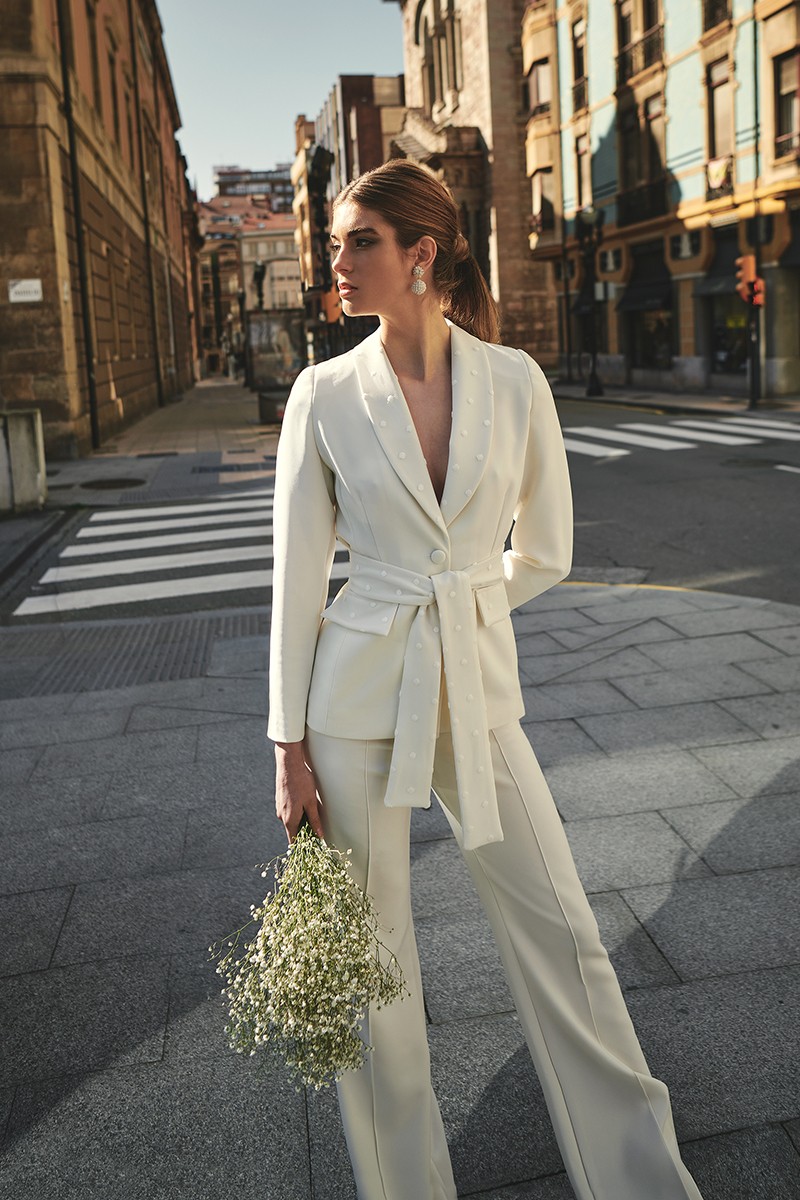 embotellamiento Requisitos entusiasta Traje de chaqueta y pantalón crepe blanco y plumetti para novia