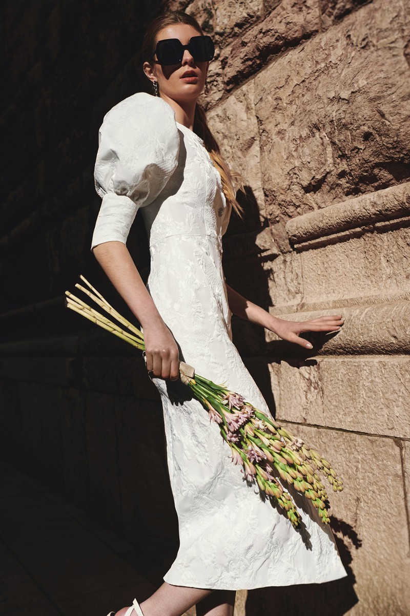 vestido blanco brocado de flores con boton joya y manga abullonada para novia civil, mama de bautizo o comunion