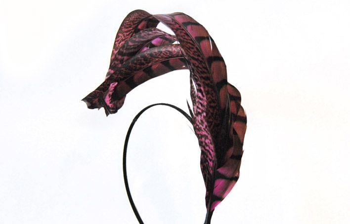 comprar tocado tipo diadema de plumas en tonos granate y negro para bodas bautizos eventos de taneke en apparentia