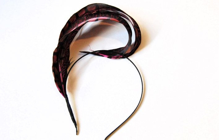 comprar tocado tipo diadema para boda bautizo evento con plumas en tonos granate y negro