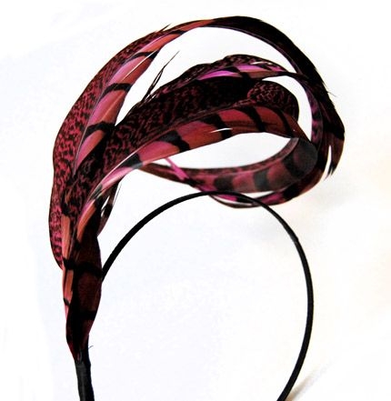 tocado diadema de plumas granate y negro para boda bautizo evento de taneke en apparentia