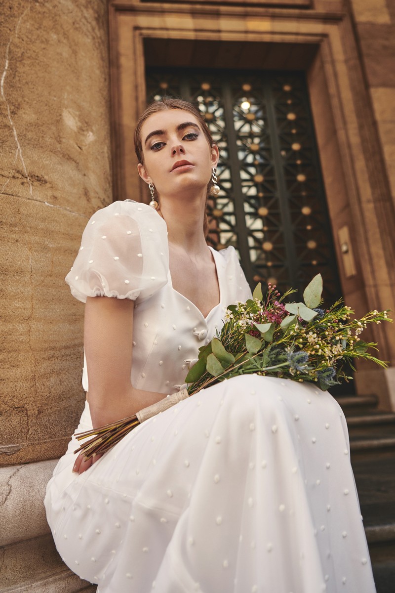 comprar online falda larga y top escote corazon con mangas abullonadas de en plumetti blanco roto para novia civil, fiesta ibicenca, evento, boda íntima