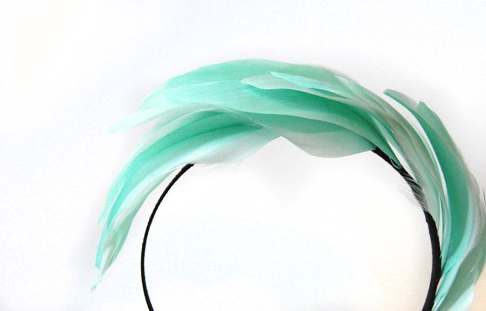 comprar tocado tipo diadema de plumas en verde aguamarina para bodas bautizos eventos de taneke en apparentia