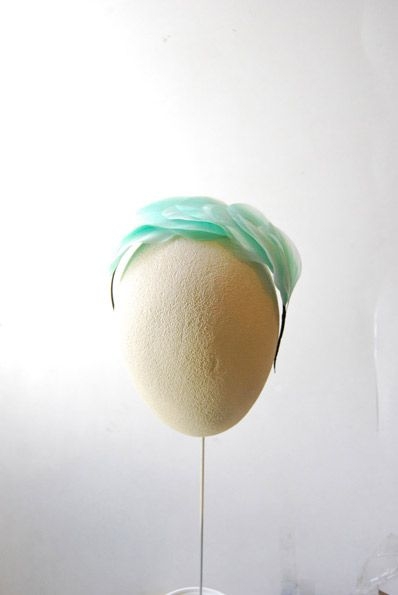 comprar tocado tipo diadema para boda bautizo evento con plumas verde aguamarina