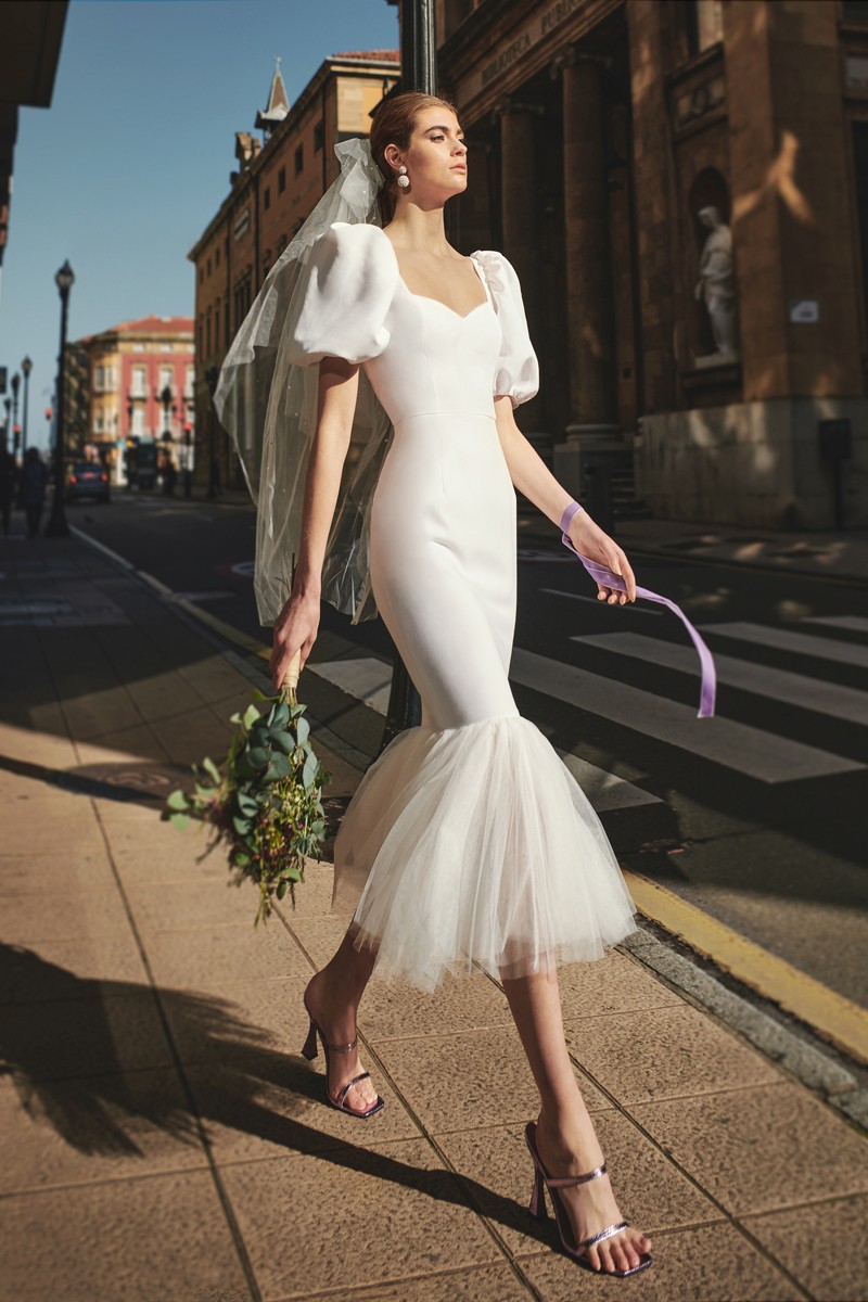  Vestido de crepe blanco escote corazon, manga globo  y falda con tul para novia civil, mama de bautizo o comunion
