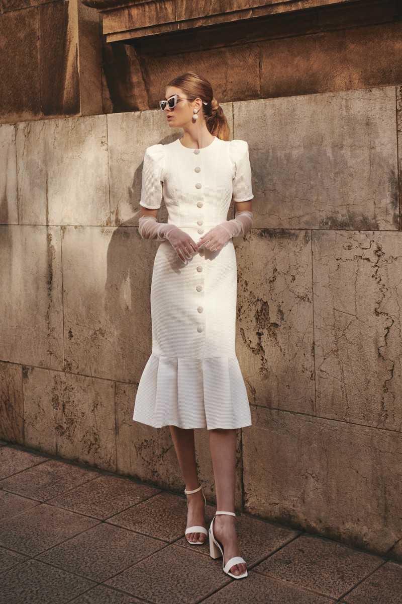 Vestido de pique blanco con boton perlas para novia civil