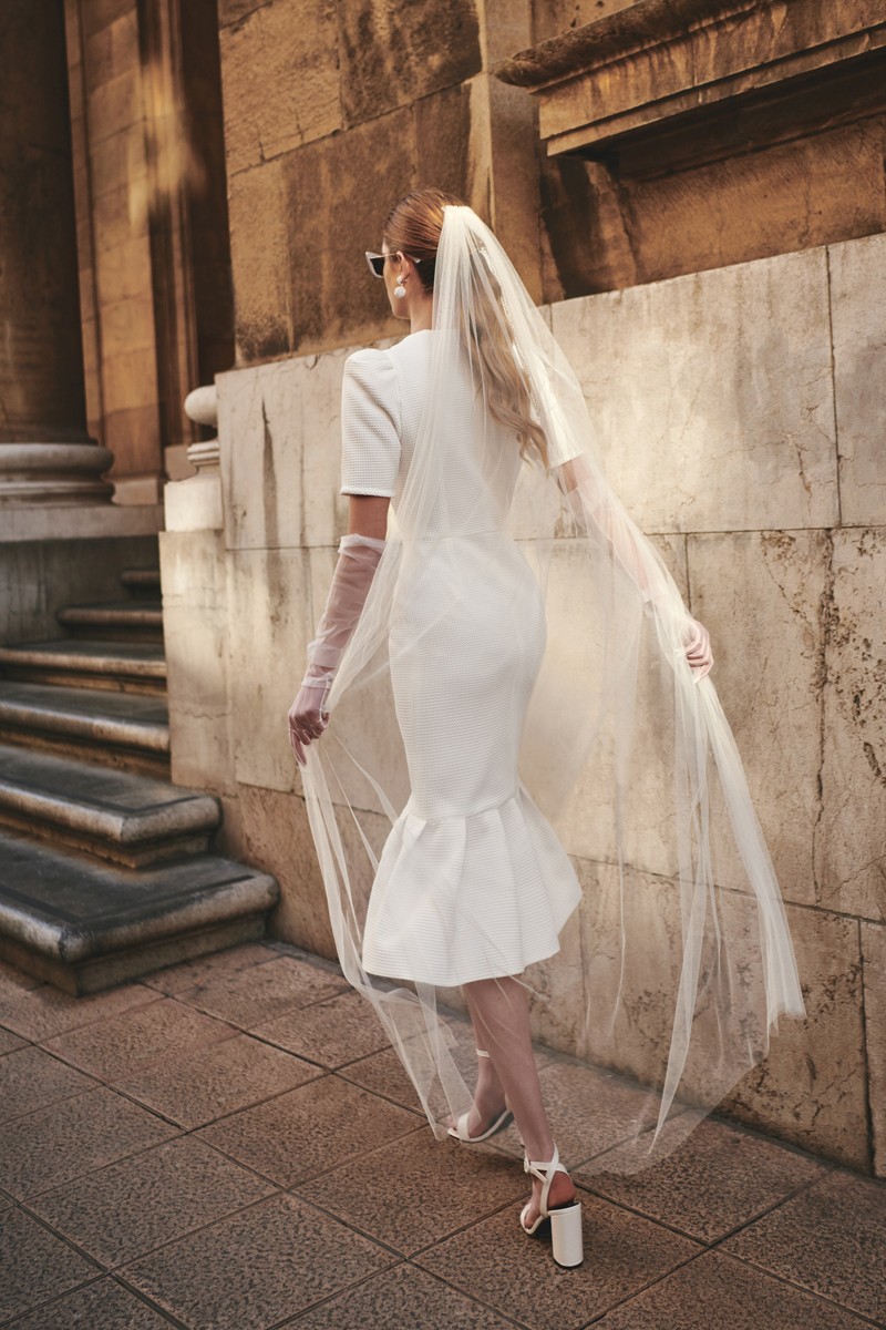  Vestido  blanco con boton perlas y volante en la falda para novia civil, mama de bautizo o comunion