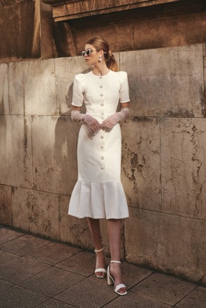 comprar online Vestido de pique blanco con boton perlas y volante en la falda para novia civil, mama de bautizo o comunion
